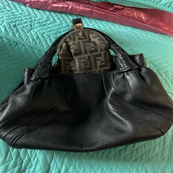 No está pelada ni rota está como nueva solo que se le callo una pieza - Picture 6 of 7